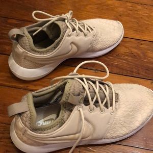Nike tan running shoes